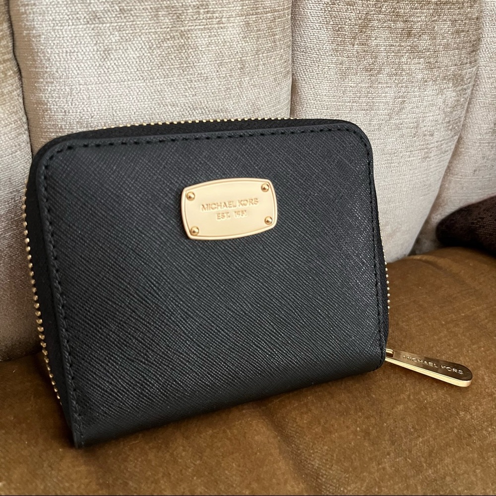 Michael Kors wallet (NWOT)
